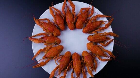 白盘子里的红煮小龙虾360旋转的食物