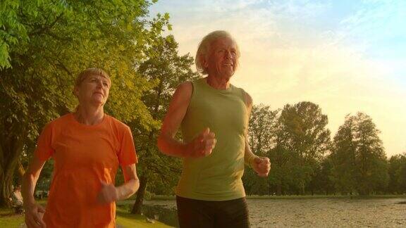 SLOMOTS老男人和女人在日落慢跑