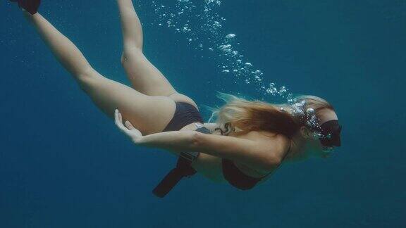 美女自由潜水