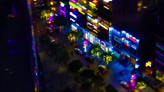 在胡志明市阮顺化街的一个微型霓虹镇的夜晚时光倒转