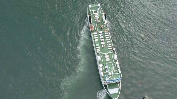 一艘巨轮在海上航行白天离开港口空中