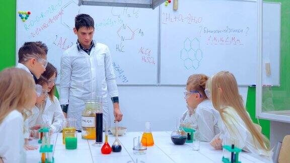 孩子们在学校的实验室里学习化学老师和小朋友在上化学课
