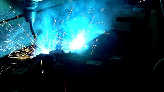 团队工业机器人正在汽车厂焊接钢件