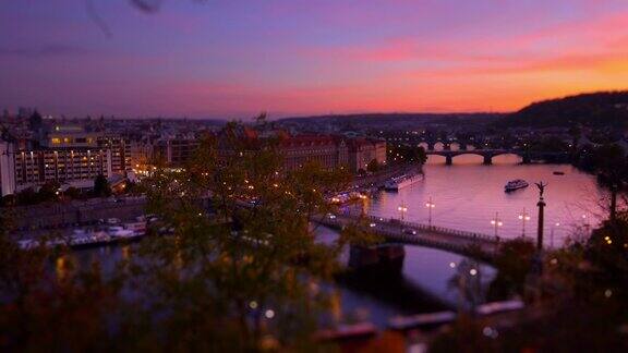 日落后的布拉格和它的桥梁
