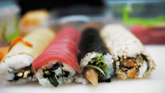 寿司寿司卷特写镜头各种新鲜制作的寿司卷有不同的馅料日本的食物烹饪烹饪亚洲食物