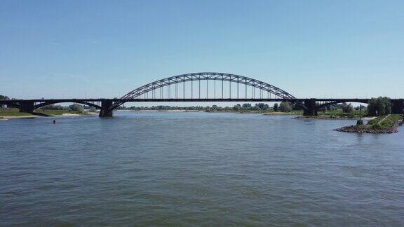 荷兰奈梅亨瓦尔河上的桥被称为“瓦尔布鲁格”空中