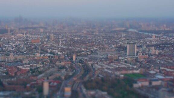 英国肯辛顿西伦敦的鸟瞰图远处是伦敦市中心带有倾斜位移微缩图像效果4k