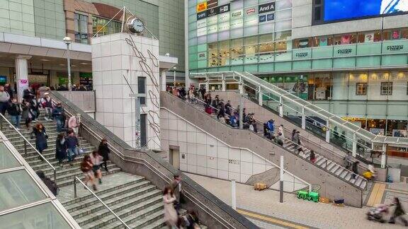 在日本东京新宿区购物中心前人群在楼梯上来回走动