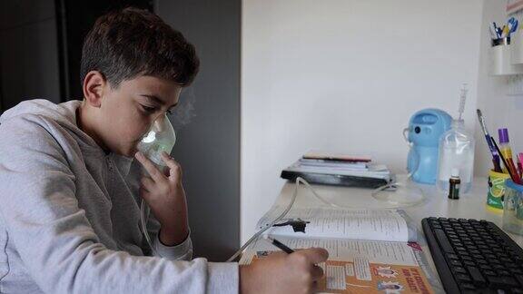 患有哮喘的高加索男孩在做作业时使用喷雾器