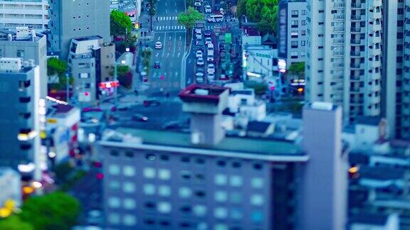 在大阪的城市街道上拍摄的高角度微缩城市景观的黄昏延时