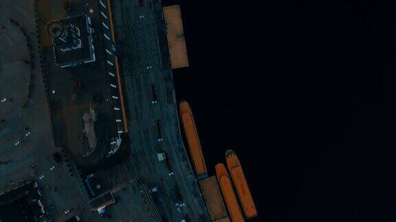 在日落空中俯瞰一个欧洲城市的港口和船只