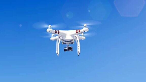 四轴飞行器在蓝天上飞行用它的相机拍摄四周现代电子产品
