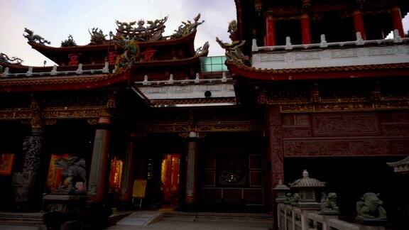 山上的中国传统寺庙