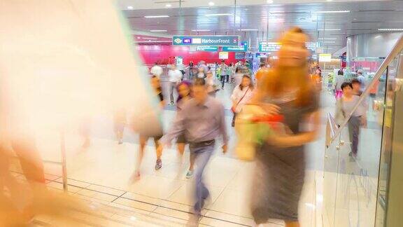 延时:新加坡地铁站的游客人群