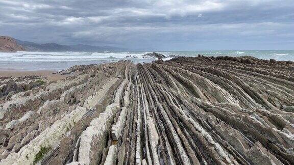 祖玛亚海滩锋利的石灰岩岩层