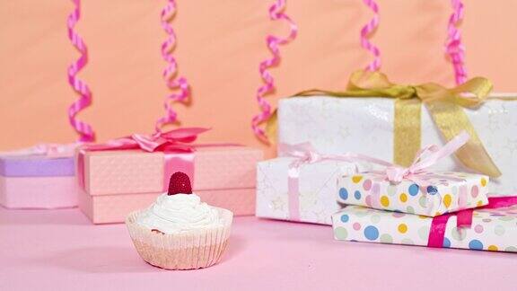 生日礼物、缎带和小小的奶油杯形蛋糕出现在生日聚会的桌子上停止运动