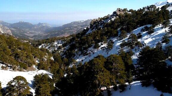 空中雪山景