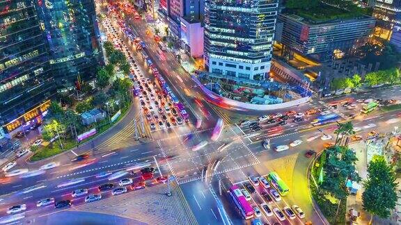 缩小韩国首尔江南城晚上的交通状况