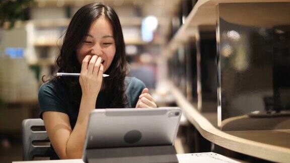 亚洲女性使用数字平板电脑