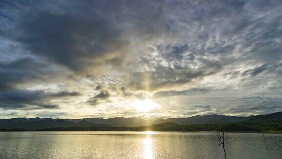 美丽的日出在山和湖一天到日落的时间流逝