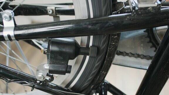 自行车发电机车轮和踏板转动特写一种老式自行车发电机可以在轮胎周围转动电力