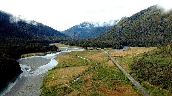 路边的山和河在自然新西兰国家在顶视图