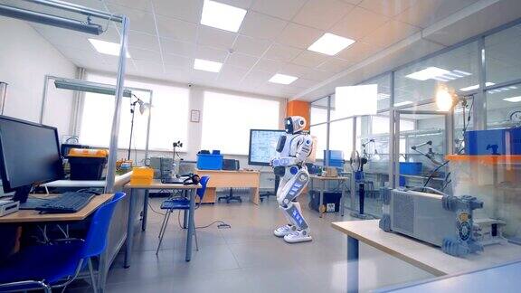 一个半机械人一动不动地站在工程实验室的中央