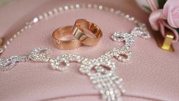 黄金戒指和项链的梦幻照片