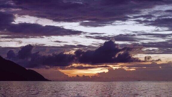 日落后的Monsuar和Ocean蓝色的小时平静的波浪在海面上闪烁西巴布亚拉贾安帕印度尼西亚