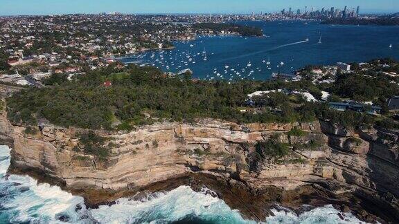 从空中俯瞰东悉尼屈臣氏湾沿着悬崖向南行驶