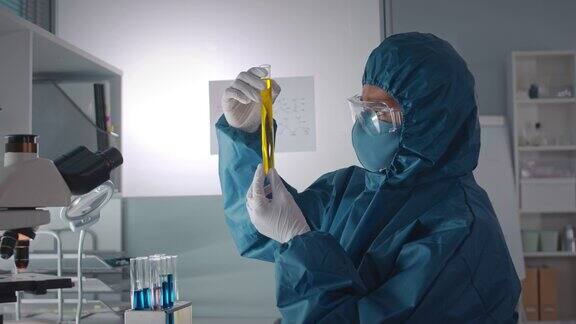 男性生物化学家在实验室检验试管中的液体