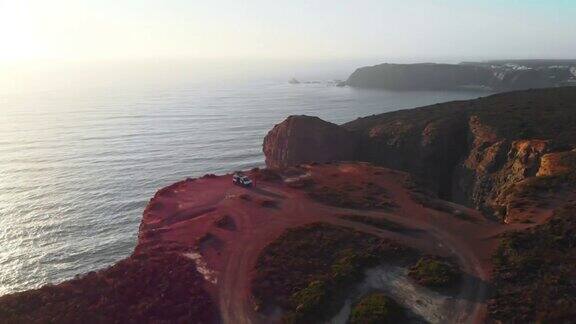 海滩峭壁和停着的露营车