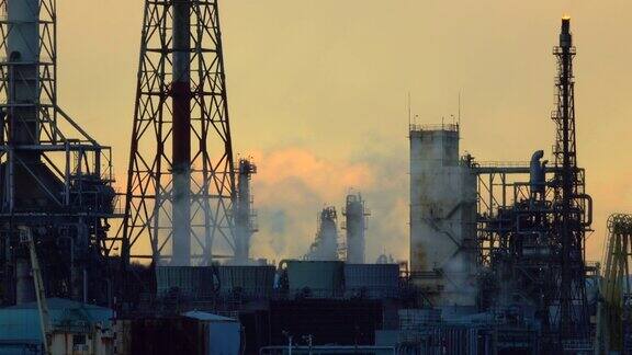 黄昏时分的炼油厂石油和天然气工业