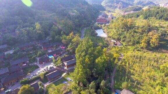 中国贵州省山谷中的五彩中国村航拍视频