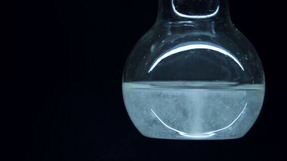 装有液体的球形烧瓶在水中的反应