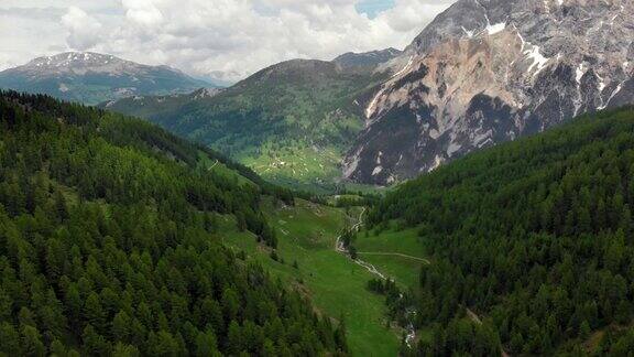 空中飞行:飞越高山峡谷、风景秀丽的森林雪山山脉和壮观的道路
