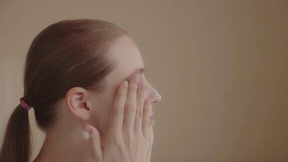 年轻女子用洁面泡沫洗脸护肤程序