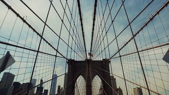 走在布鲁克林大桥上