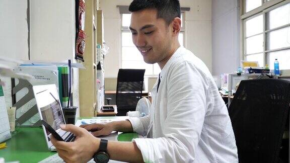 年轻的千禧一代亚洲员工在用笔记本电脑工作