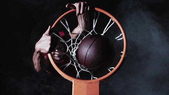 一个穿着红色的篮球运动员表演扣篮的SLOMO