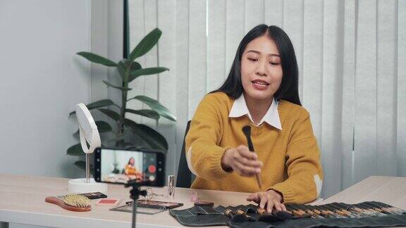 亚洲女性在她们的手机视频博客上介绍化妆品