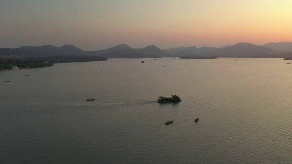 杭州市内日落时分的飞行飞越著名的湖泊旅游水上交通航拍全景4k中国