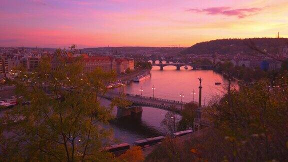日落时分的布拉格及其桥梁