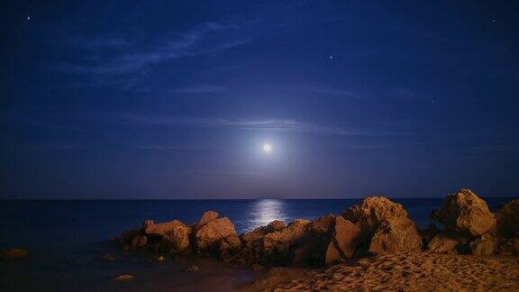 史诗般的月亮从海上升起有一个月球轨道星星和陨星