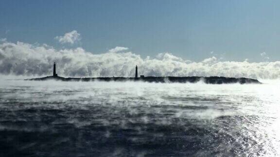 北冰洋烟雾中的洛克波特撒切尔岛灯塔