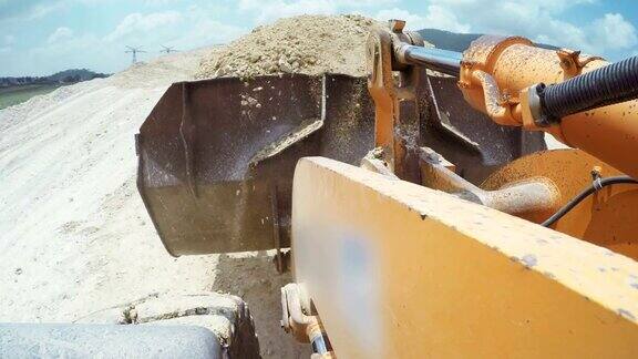 大型挖掘机在大型建筑工地工作的POV镜头