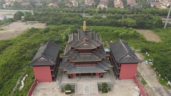 无人机朝向亚洲寺庙正面和庭院旅游概念