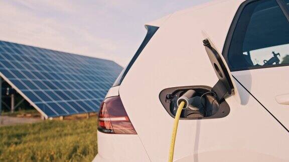 用太阳能电池板为电动汽车充电
