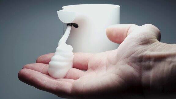 自动肥皂泡沫机洗手从下到上的动作特写