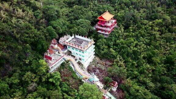 龙像与寺庙和红色神社在热带雨林的山在WatBanTham